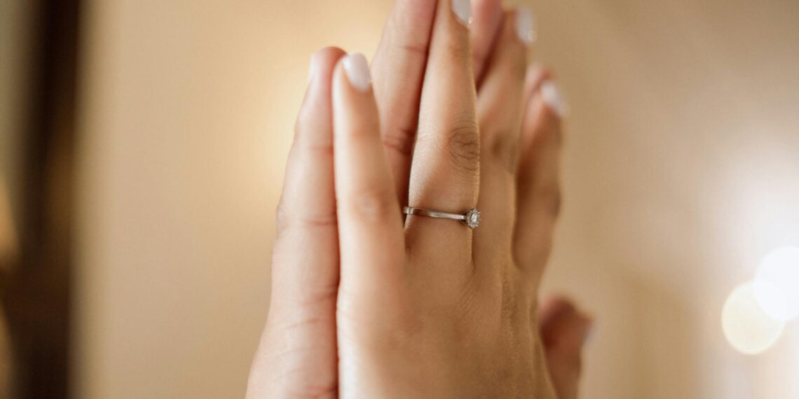 Tut Ellerimden Gece Gözlü Yâr / Zümrüd-ü Sabah / Serdar Akın