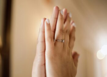 Tut Ellerimden Gece Gözlü Yâr / Zümrüd-ü Sabah / Serdar Akın