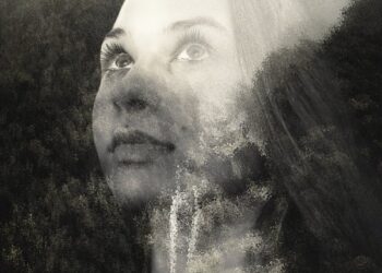 Aynaya Bak Öldürüldüğün Gözlere Değil / Nur Lavinia