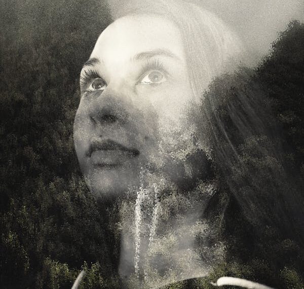 Aynaya Bak Öldürüldüğün Gözlere Değil / Nur Lavinia