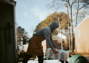 İnsanlıktan Bir Şeyler / Ceyda Küçük