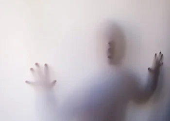 Öylesine  Burada ve  Öylesine Yoksun Ki / Zümrüd-Ü Sabah