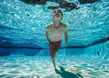 Havuzda Bir Öğleden Sonra / Füsun Uzunoğlu