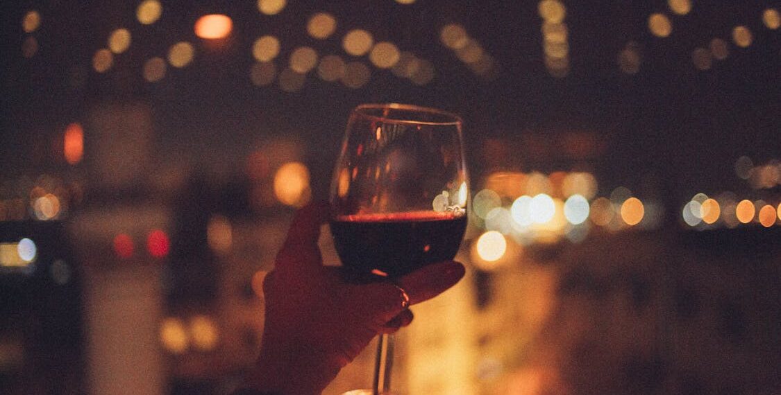 Ege Kıyılarında Bir Kahvehanede / Galip Uçar