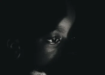 Karanlık Bir Suret Seç Kendine / Binnaz Deniz Yıldız