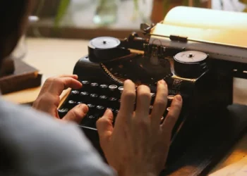 Bir Şairin Hayat Şiiri / Sibel Kertik