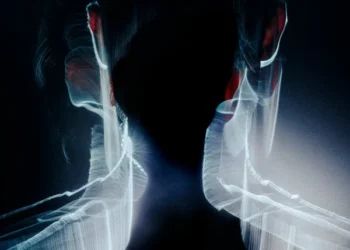 Kundağın İçinde Karanlık Bir Kandı Tanrı / Binnaz Deniz Yıldız