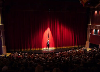 “Perde Açılır, Gerçek Başlar: Tiyatronun Gölgesinde Kalan Sanat” / Hasan Ali Çölük