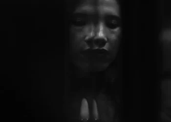 Burada ve Hiçbir Yerde / Binnaz Deniz Yıldız