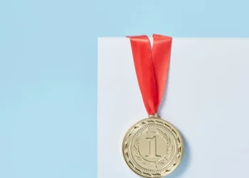 Madalyonun İki Yüzü / Mualla Sabır Güven