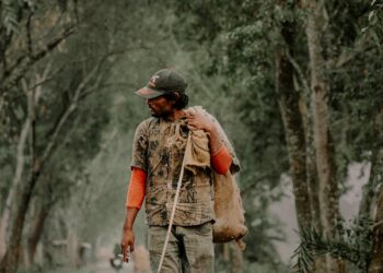 Yürüyen Yersiz / Galip Uçar