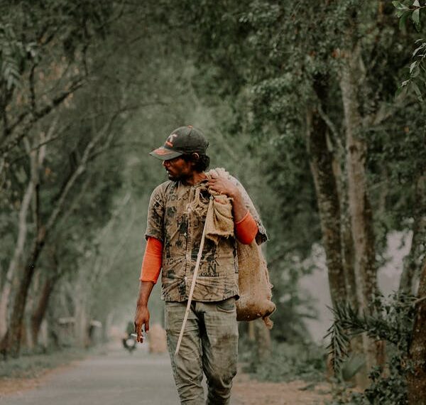 Yürüyen Yersiz / Galip Uçar