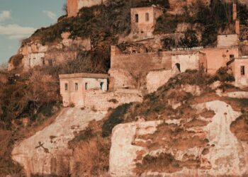 Fırat’a Akan Aşk / Galip Uçar