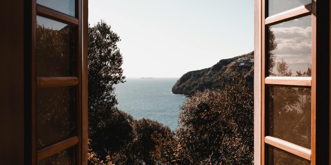 Penceremdeki Şehirde Kahverengi Düşler / Galip Uçar