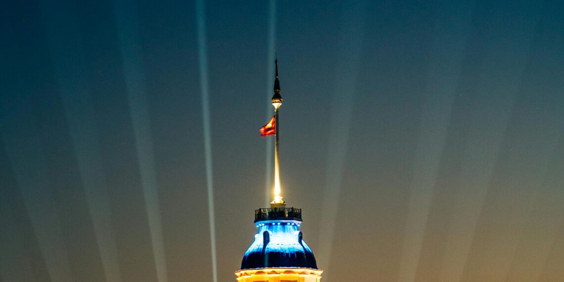 Umutsuz Kadın Umutlu Fener ve İstanbul Hikâyesi / Galip Uçar