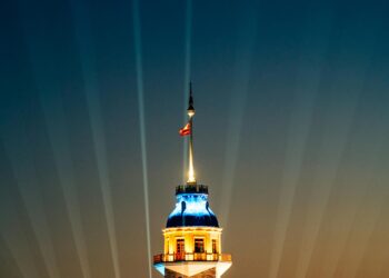 Umutsuz Kadın Umutlu Fener ve İstanbul Hikâyesi / Galip Uçar