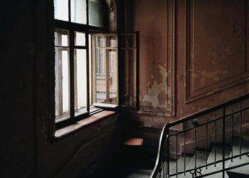 Bölüm 1: Sessiz Adımlar