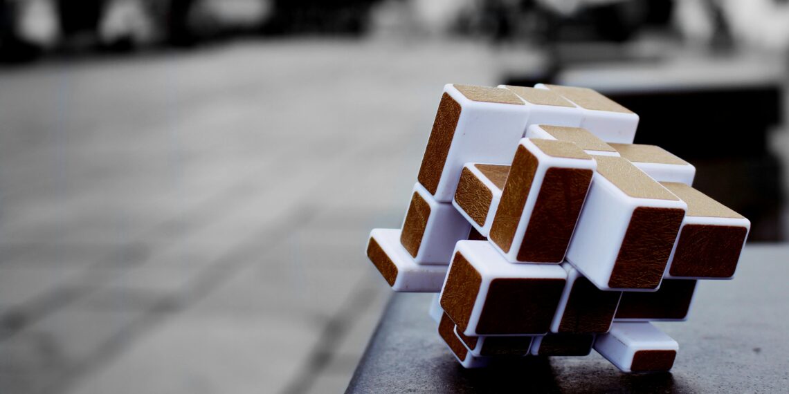 Dünya Attan Bir Küptü / Binnaz Deniz Yıldız