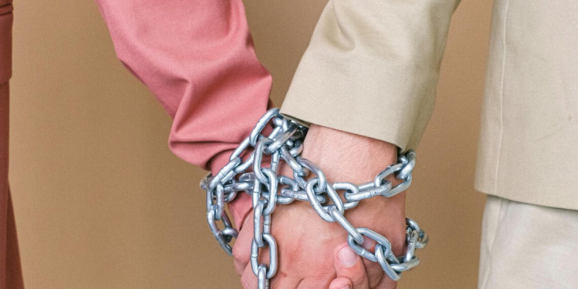 Aşk İki Yüzlüdür / Leyla Güven