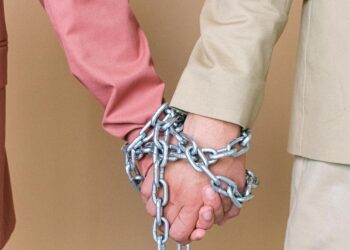 Aşk İki Yüzlüdür / Leyla Güven