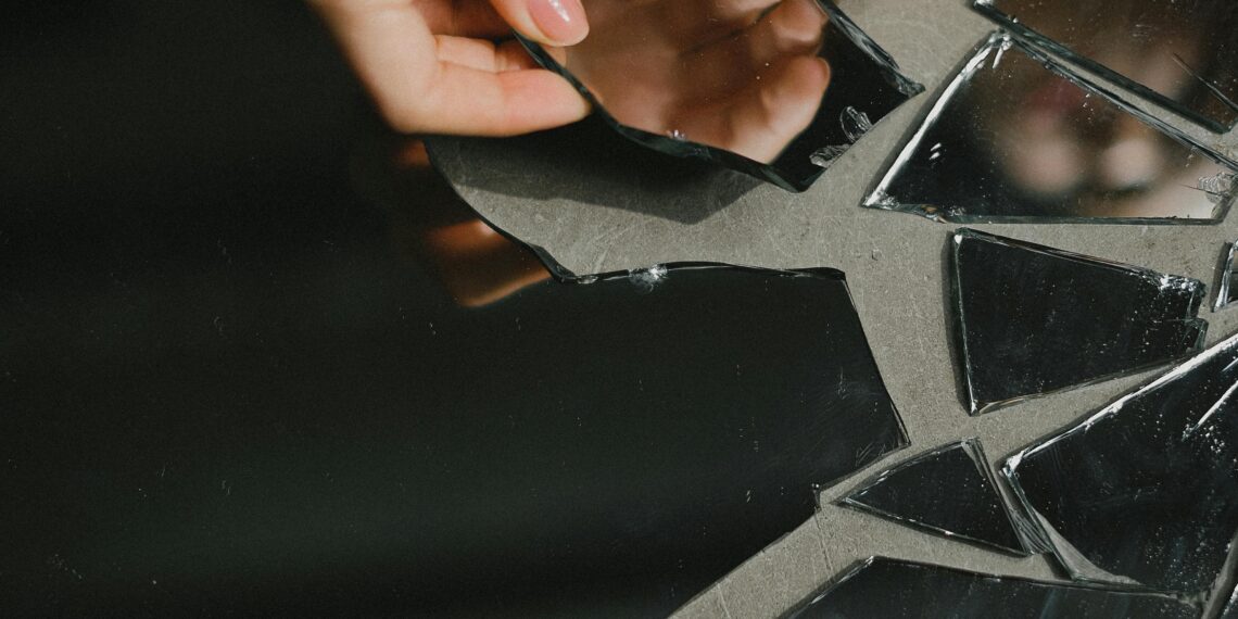 Kırık Aynalar / Rahime Özden