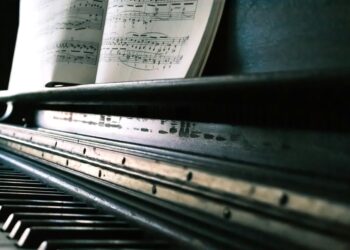 Yorgun Piyano / Zeynep Kaynaklar