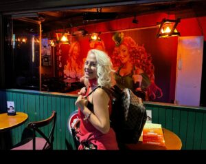 KENDİ YOLUM “Yalnız yürümek iyidir, kendi hızını bulursun” demiş niche . Bana mahsus bir yolda yürüyorum şimdi, Kimseye yetişmek, kimseyi geçmek Ya da yavaşlamak zorunda değilim. Kendi ritmimde, kendime doğru yürüyorum. Adımlarım kimseye uymaz benim. Ne arkada kalır, ne de öne geçerim. Birlikte yürüdüklerim, Ya acele etti, ya oyalandı. Ben, durdum baktım. Ne geç kaldım, ne erken. Tam zamanında vardım. Nevin Yılmaz