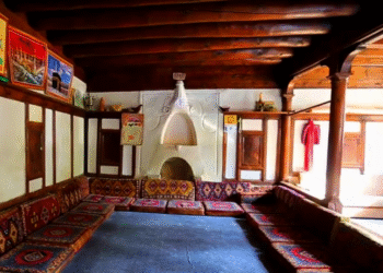 Duvarın Dibindeki Minder