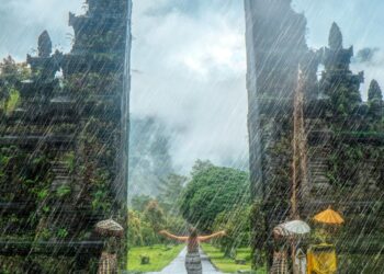 Yağmurun Altında / Gözde Torun