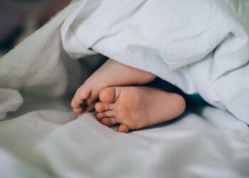  Gök Gri Yer Kırmızı / Nazife Özcan