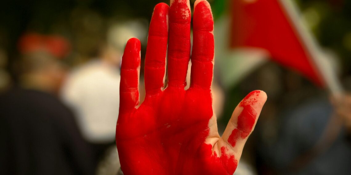 Savaşın Gölgesinde / Ayşe Balkır