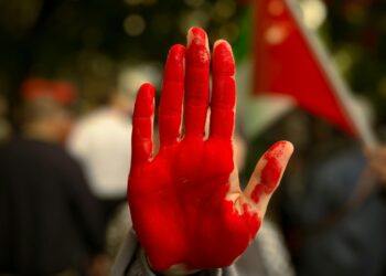 Savaşın Gölgesinde / Ayşe Balkır