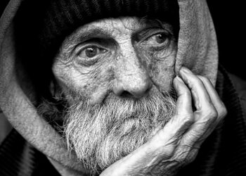 Yaşlı Adam / Ayfer Kayaaltı