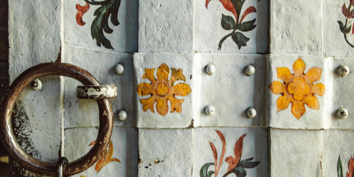 Gevşemiş Kapı Menteşeleri / Hilal İslam