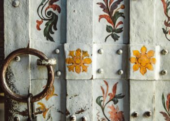 Gevşemiş Kapı Menteşeleri / Hilal İslam