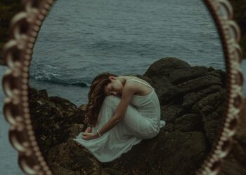 Aynadaki Yalanlar / Ayşe Balkır