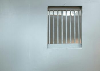 Parmaklıklar Arasında / Serhat Genç