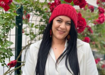 Ayna / Yaprak Karahan