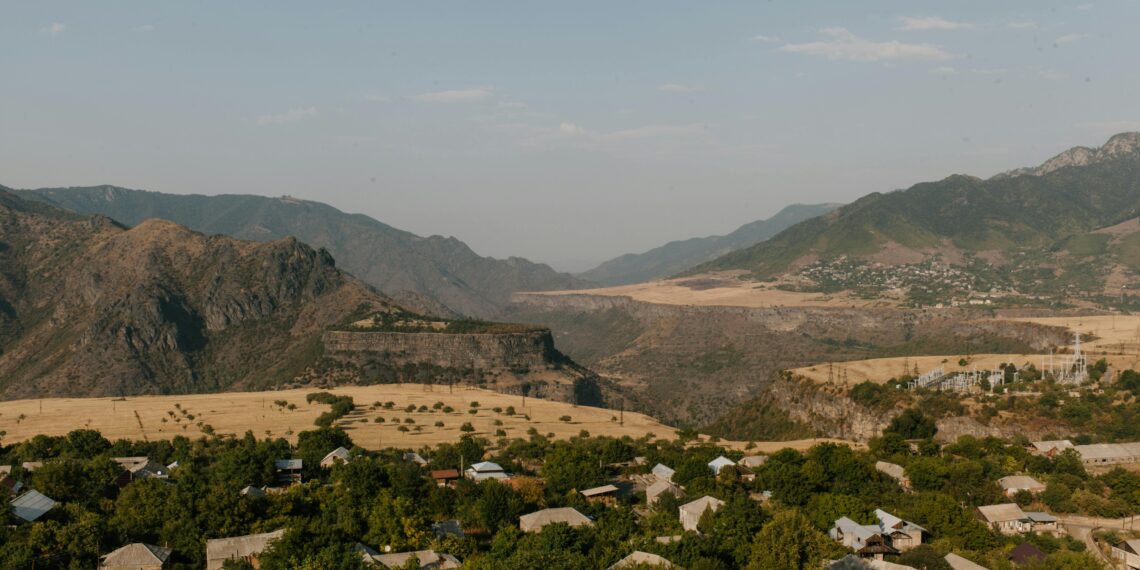 İki Dünya Arasında / İsmail Oran