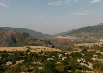 İki Dünya Arasında / İsmail Oran