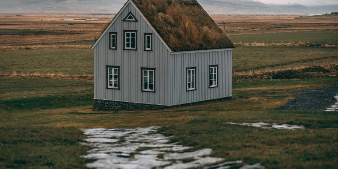Evden Uzakta / Nazife Yalçın