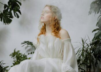 Aşk Yeryüzünden Silindi / Ayça Özgöztaşı