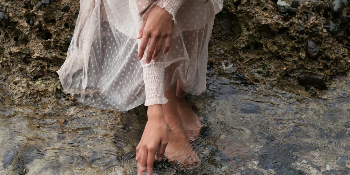 NEHİRLER BOYUNCA ADAMLAR GÖRDÜM/ SELCEN AKKUŞ