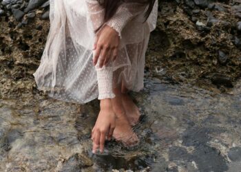 NEHİRLER BOYUNCA ADAMLAR GÖRDÜM/ SELCEN AKKUŞ