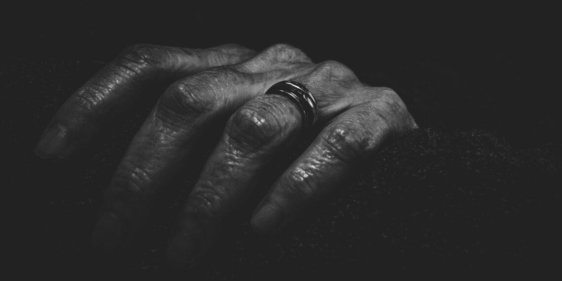 Işıltılı ve Karanlık Gece / Can Akkaynak