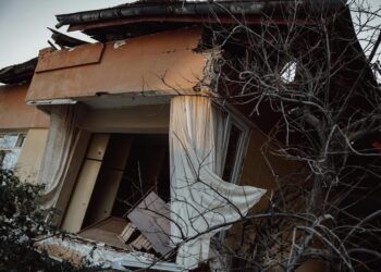 Sallanan Perde / Hatice Güray