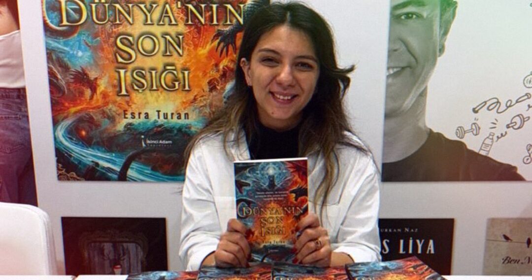 Dünyanın Son Işığı : Karanlığın İçindeki Işığı Arayan Bir Yazar Esra Turan/ Serpil Meriç