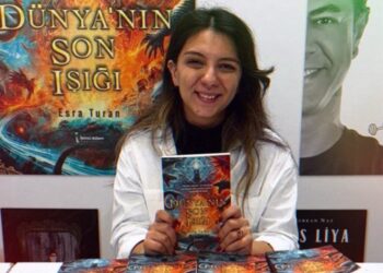 Dünyanın Son Işığı : Karanlığın İçindeki Işığı Arayan Bir Yazar Esra Turan/ Serpil Meriç