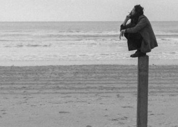 Gökyüzüne şiir okuyan adam / Salih Melikoğlu