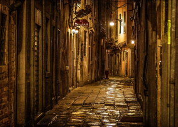 SESSİZ BİR GECE